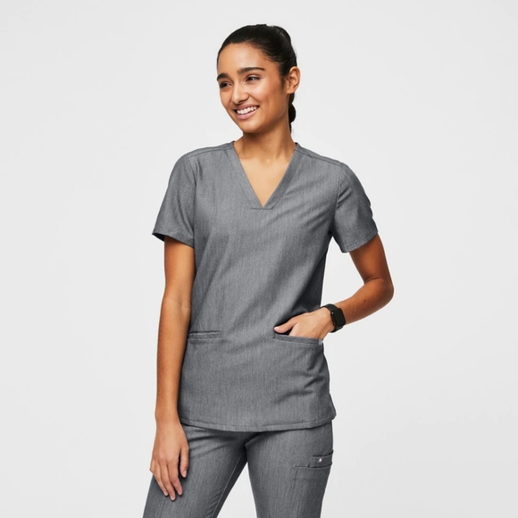 Figs Tops - Figs | Casma Three-Pocket Scrub Top in Graphite Size Small